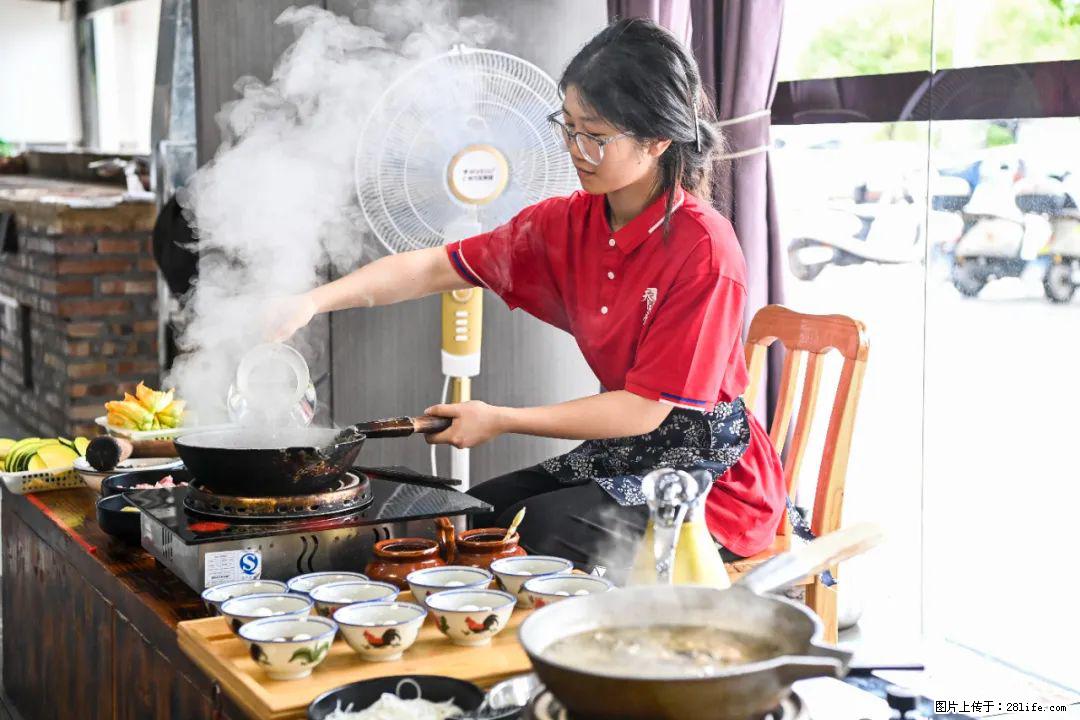 全网追的“扁担女孩”，找了一份暑假工，时薪12元 - 盘锦生活资讯 - 盘锦28生活网 pj.28life.com